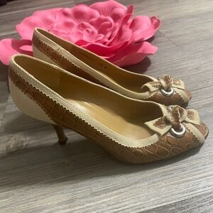 STUART WEITZMAN 9.5M‎ Leather/Fab. VALLEYGAL Pumps Peep Toe Bow Tan Caiman Croco